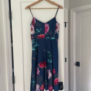 Banana republic dress size 2. Beautiful vibrant floral in great condition!